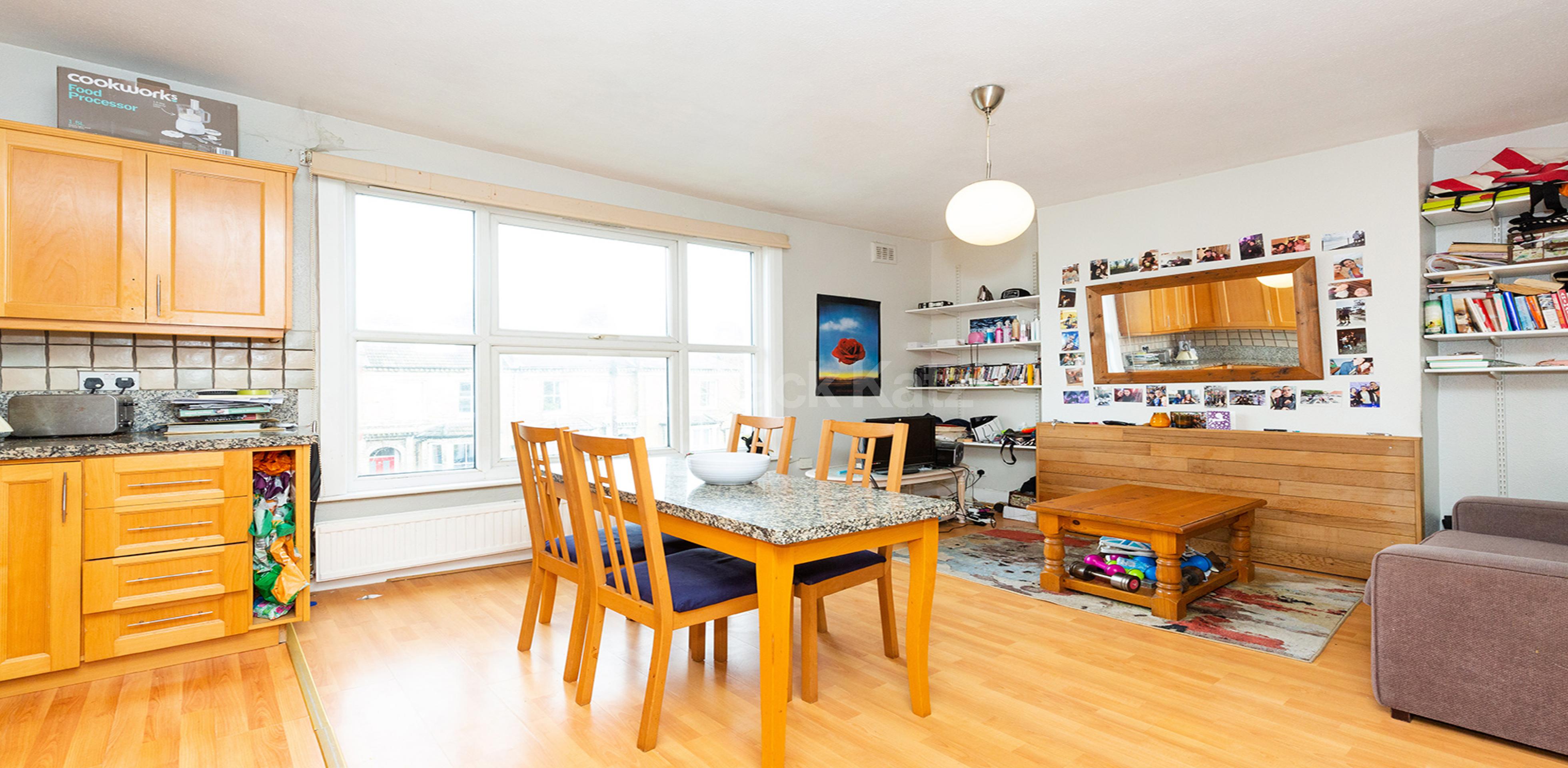 			TOP FLOOR OF A PERIOD CONVERSION, 1 Bedroom, 1 bath, 1 reception Flat			 Regina Road, STROUD GREEN N4